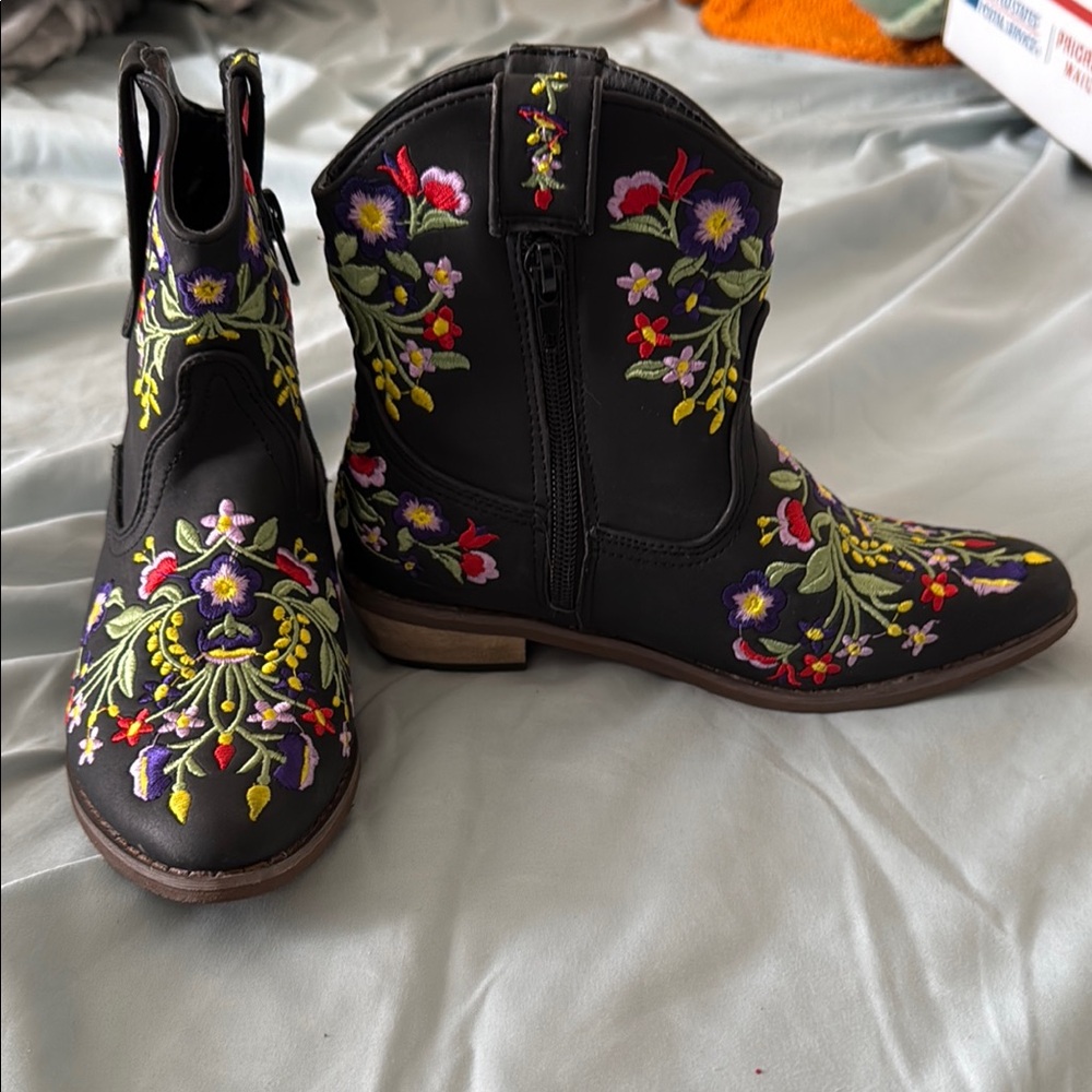 Source Unknown Black Embroidered Cowboy Boots